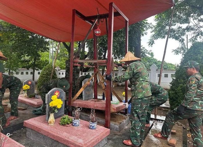 Ba-lăng xích là dụng cụ không thể thiếu trong suốt công đoạn khai quật, lấy mẫu tại các nghĩa trang liệt sĩ được cán bộ, chiến sĩ Bộ Chỉ huy quân sự tỉnh sử dụng. (Ảnh: LÊ LAN)