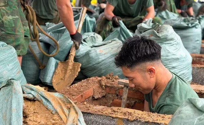 Có nhiều phần mộ mà các chiến sĩ phải bới đất đào sâu tới 2m mới tìm được hài cốt để lấy mẫu. (Ảnh: LÊ LAN)