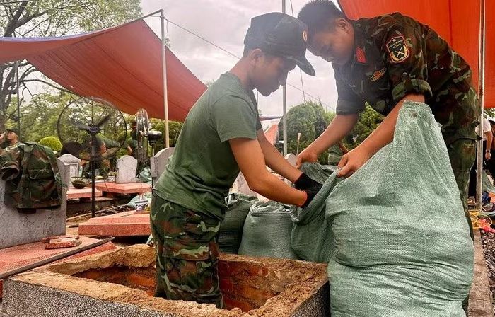 Để tìm được mẫu, các chiến sĩ phải dùng tay bốc từng vốc đất... (Ảnh: LÊ LAN)