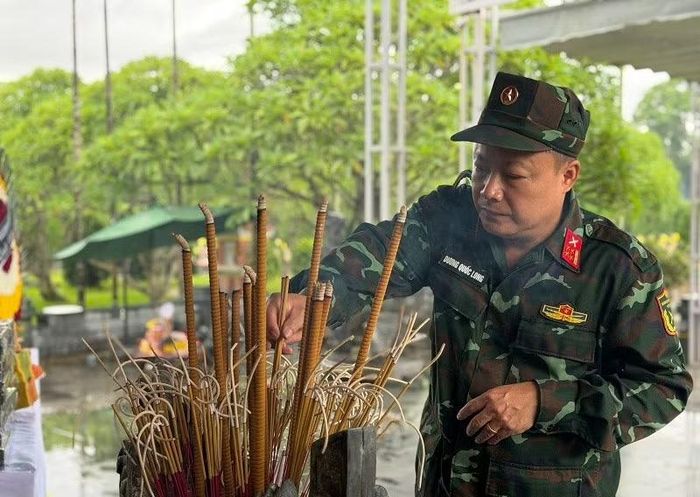 Đại tá Dương Quốc Long, Phó Chính ủy Bộ Chỉ huy quân sự tỉnh Điện Biên thắp hương viếng các Anh hùng liệt sĩ tại Nghĩa trang liệt sĩ Độc Lập. (Ảnh: LÊ LAN)