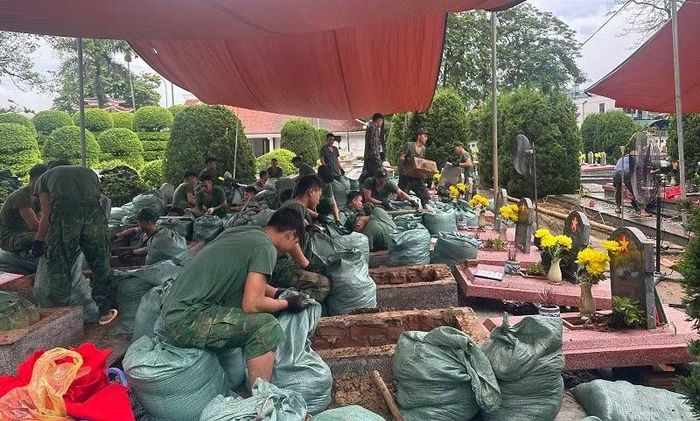 Trung bình mỗi ngày, các chiến sĩ phải đào hàng chục khối đất, đá, bê-tông. (Ảnh: LÊ LAN)