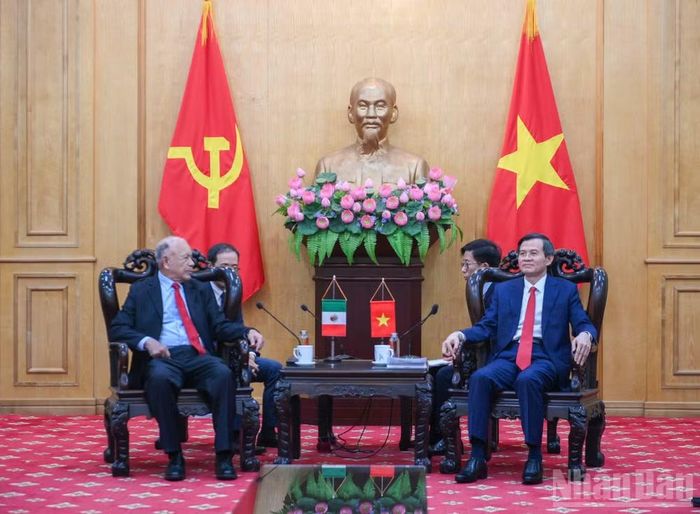 Đồng chí Đoàn Minh Huấn, Ủy viên Bộ Chính trị, Giám đốc Học viện Chính trị quốc gia Hồ Chí Minh tiếp Thượng nghị sĩ Alberto Anaya Gutiérrez, Tổng Bí thư Đảng Lao động Mexico. (Ảnh: THẾ ĐẠI)