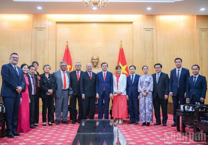Các đại biểu chụp ảnh lưu niệm tại buổi tiếp. (Ảnh: THẾ ĐẠI)