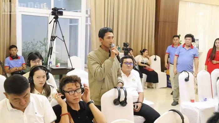 Một người trồng sầu riêng ở Đắk Lắk đặt câu hỏi về việc thu mua sầu riêng với các doanh nghiệp Trung Quốc. (Ảnh: Nguyễn Công Lý)