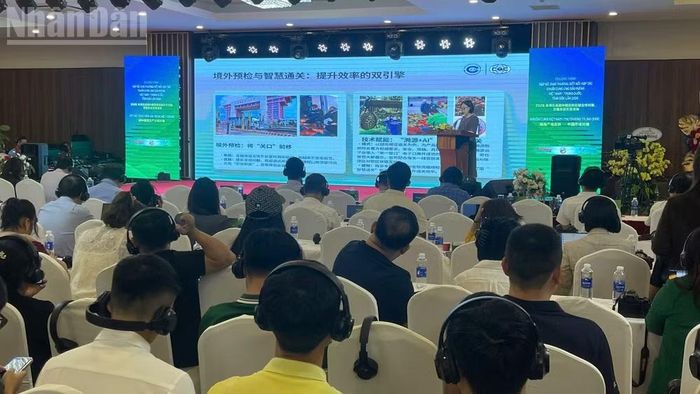 Một doanh nghiệp Trung Quốc giới thiệu về thị trường tiêu thụ sầu riêng của Trung Quốc. (Ảnh: Nguyễn Công Lý)