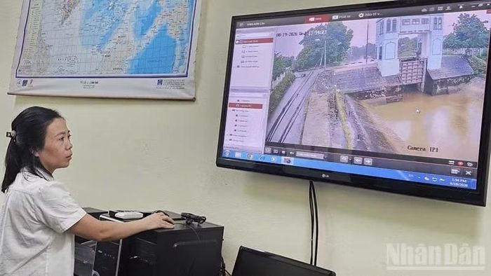 Nhân viên Công ty trách nhiệm hữu hạn một thành viên Sông Chu trực vận hành hệ thống tiêu thoát nước. (Ảnh: Mai Luận)