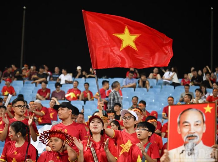 Màu áo đỏ phủ kín các khán đài Mỹ Đình trước giờ bóng lăn.