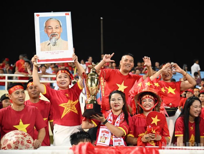 Hình ảnh Chủ tịch Hồ Chí Minh nổi bật giữa sắc đỏ trên khán đài sân Mỹ Đình, tiếp thêm tinh thần cho các cổ động viên trước trận đấu.