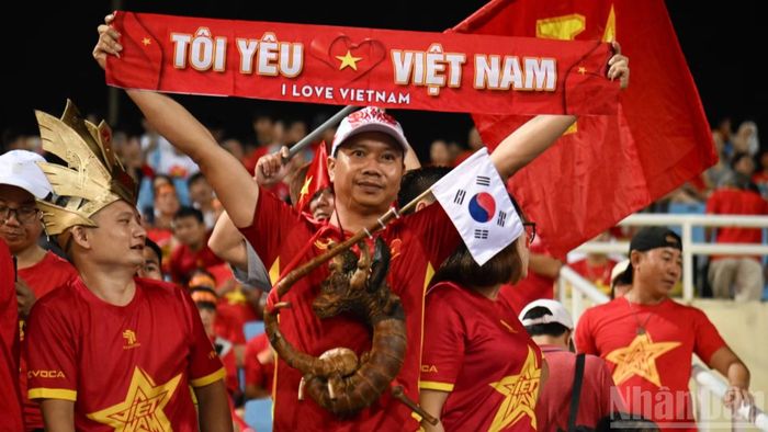 Người hâm mộ đổ về Sân vận động quốc gia Mỹ Đình từ sớm, tạo nên không khí sôi động trước trận bán kết lượt về ASEAN Cup 2026.