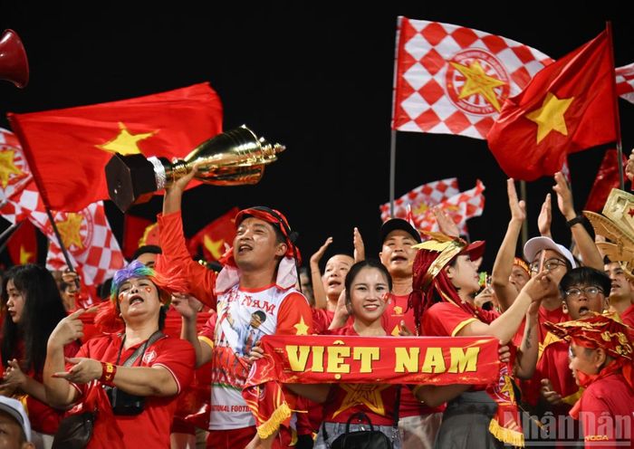 Tất cả đang cùng hô vang "Việt Nam, Việt Nam".