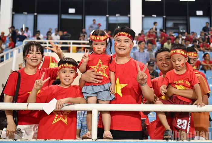 Cả gia đình cùng khoác sắc đỏ, háo hức đến sân Mỹ Đình cổ vũ đội tuyển Việt Nam trong trận bán kết lượt về.