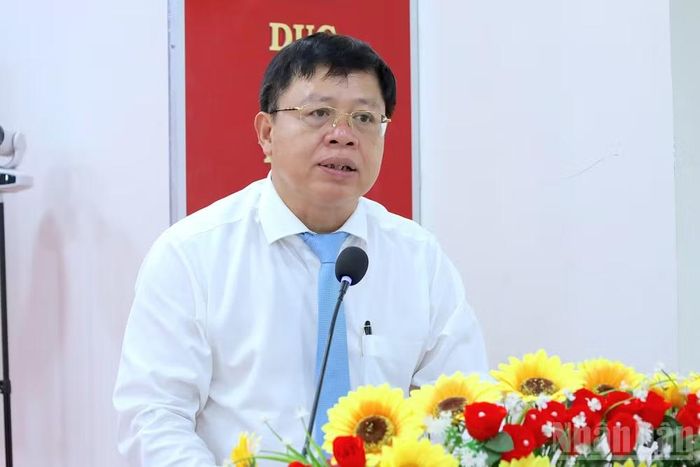 Giám đốc Sở Giáo dục và Đào tạo tỉnh Cà Mau Nguyễn Văn Nguyên phát biểu tại hội nghị. (Ảnh: HỮU TÙNG)