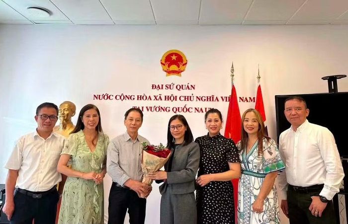 Đại sứ Việt Nam tại Na Uy Lê Thị Thu (đứng giữa) gặp mặt một số đại diện cộng đồng người Việt Nam tại Oslo. (Ảnh: Đại sứ quán Việt Nam tại Na Uy cung cấp)