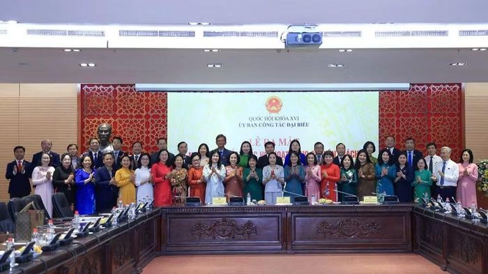 Phó Chủ tịch Quốc hội Nguyễn Thị Thanh chụp ảnh cùng nhóm đại biểu Quốc hội hoạt động chuyên trách ở địa phương khóa XVI. (Ảnh: TUẤN ANH)