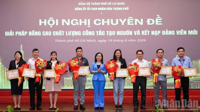 Các tổ chức cơ sở đảng hoàn thành xuất sắc công tác phát triển đảng viên 6 tháng đầu năm 2026 được biểu dương, khen thưởng tại hội nghị.