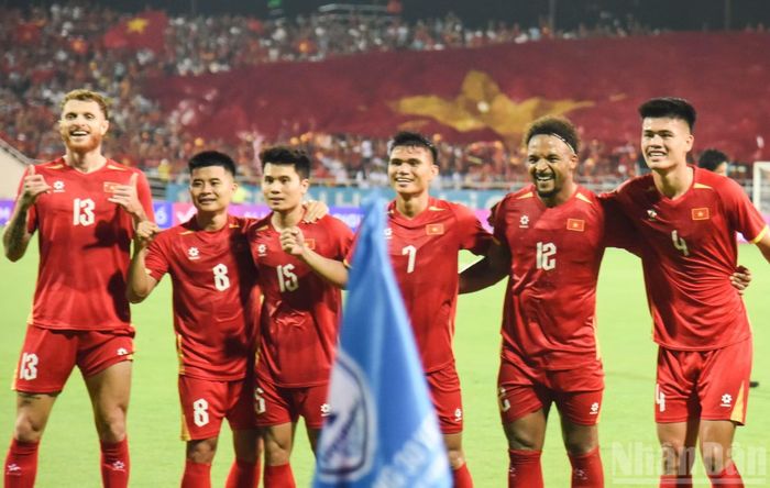 Các thành viên đội tuyển Việt Nam ăn mừng bàn thắng.