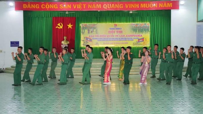Không khí sôi động trong doanh trại.