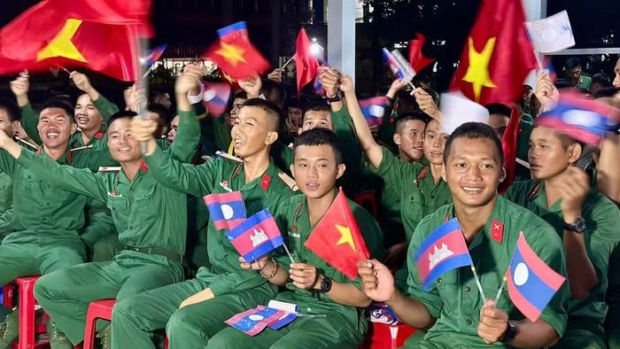 Các chiến sĩ hào hứng cổ vũ đồng đội.