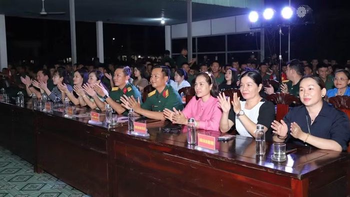Các đại biểu tham dự hội thi "Các vũ điệu quốc tế Lào, Campuchia".