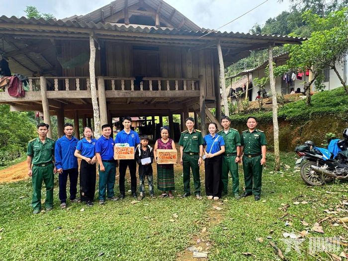 Chi đoàn Đồn Biên phòng Na Ngoi phối hợp với các đơn vị trao quà tặng gia đình có hoàn cảnh khó khăn trên địa bàn xã Na Ngoi (Nghệ An).