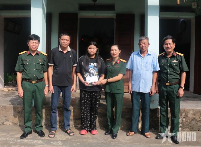 Đại diện Hội Phụ nữ Cơ quan Cục Chính trị Quân khu 3 trao tiền hỗ trợ cháu Vũ Thu Trang.