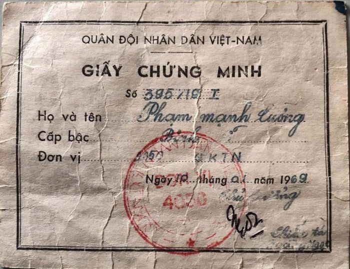 Di ảnh và giấy chứng minh của đồng chí Phạm Mạnh Tường. Ảnh do gia đình cung cấp  