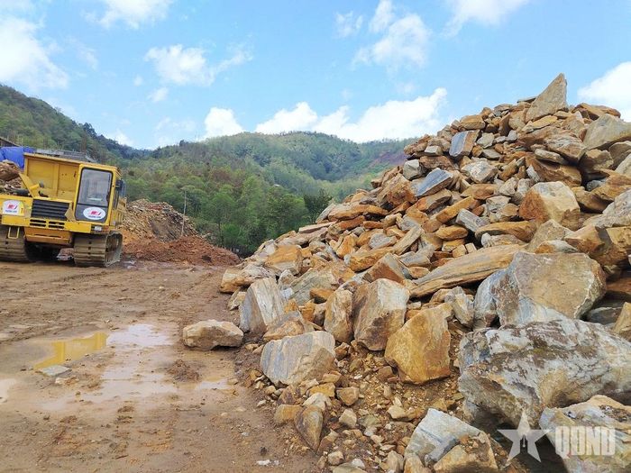 Trên công trường xây dựng Trường Phổ thông nội trú liên cấp Tiểu học và THCS Y Tý (xã Y Tý, tỉnh Lào Cai) đầu tháng 4-2026. 