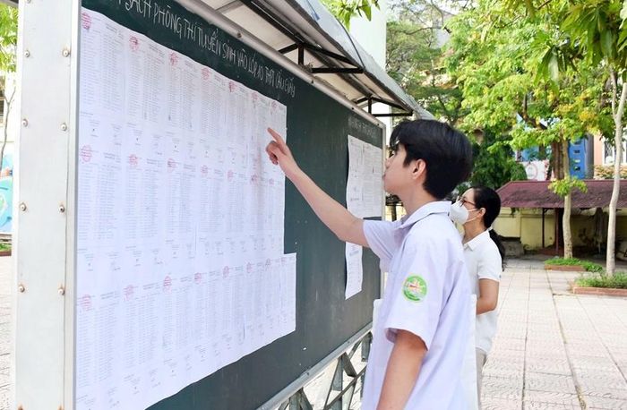 Học sinh kiểm tra danh sách phòng thi vào lớp 10 tại Hà Nội. Ảnh minh họa: hanoimoi.vn