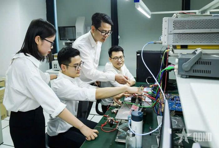 Các kỹ sư trẻ của Viettel tích cực nghiên cứu, tham gia Giải thưởng Tuổi trẻ sáng tạo trong Quân đội. Ảnh: ĐOÀN HIẾU