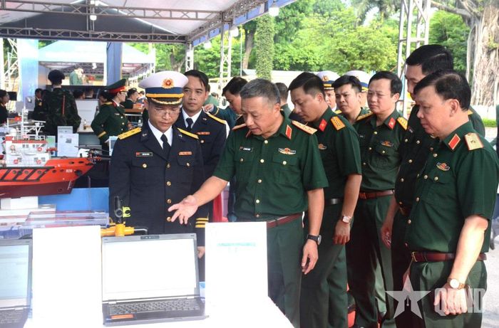 Thượng tướng Lê Quang Minh, Phó chủ nhiệm Tổng cục Chính trị, Chủ tịch Hội đồng Giải thưởng Tuổi trẻ sáng tạo trong Quân đội, kiểm tra công tác trưng bày sản phẩm đoạt Giải thưởng lần thứ 26.