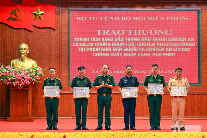 Lực lượng Quân đội, Công an thường xuyên phối hợp đấu tranh thành công các chuyên án, góp phần bảo đảm an ninh, trật tự. Ảnh: ĐỨC HIẾU