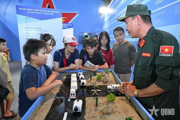  Người dân tham quan khu triển lãm của lực lượng Gìn giữ hòa bình, Bộ Công an trong dịp kỷ niệm 80 năm Ngày truyền thống lực lượng An ninh nhân dân (12-7-1946 / 12-7-2026).  