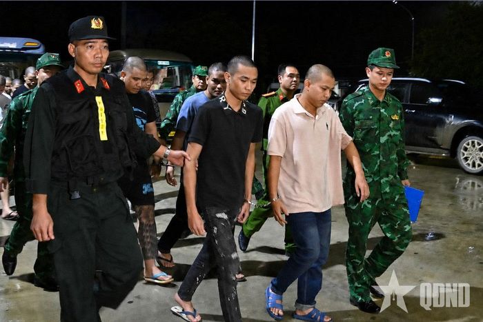  Lực lượng Công an và Bộ đội Biên phòng tỉnh Lai Châu dẫn giải các đối tượng trong đường dây lừa đảo trên không gian mạng, tháng 7-2026.