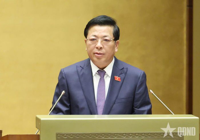 Bộ trưởng Bộ Xây dựng Trần Hồng Minh trình bày tờ trình về định hướng chính sách sửa đổi Luật Nhà ở năm 2023. Ảnh: TRỌNG HẢI