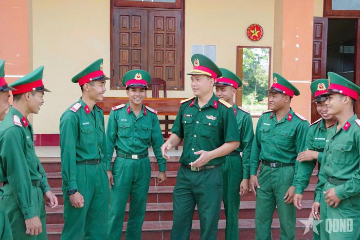 Thiếu tá Danh Duy Luân, Chính trị viên phó Tiểu đoàn Pháo binh, Lữ đoàn 950, Quân khu 9 trò chuyện cùng các chiến sĩ.