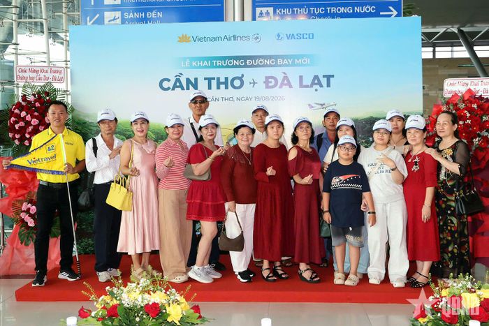 Những hành khách trên chuyến bay đầu tiên Cần Thơ - Đà Lạt.