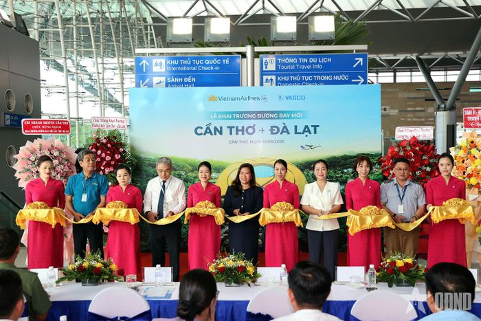 Các đại biểu thực hiện nghi thức khai trương đường bay Cần Thơ - Đà Lạt.