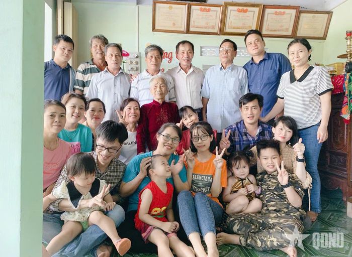 Bà mẹ Việt Nam anh hùng Cao Thị Mau cùng các con, cháu.