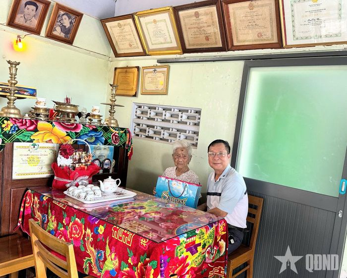  Tác giả bài viết và Bà mẹ Việt Nam anh hùng Cao Thị Mau. 