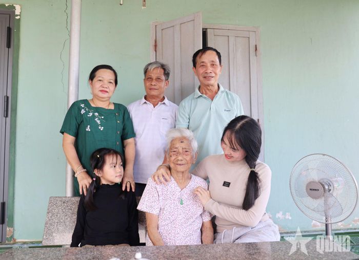 Bà mẹ Việt Nam anh hùng Cao Thị Mau cùng con trai, con dâu và các cháu nội của mẹ.