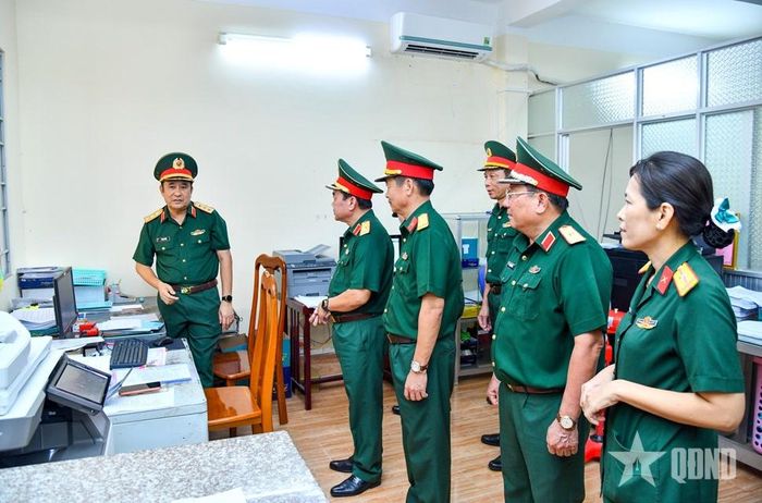 Thượng tướng Phùng Sĩ Tấn kiểm tra công tác văn thư, bảo mật, lưu trữ tại Bộ CHQS tỉnh Cà Mau.