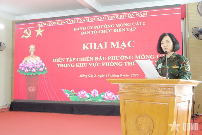Đồng chí Vũ Thị Thanh Thảo, Bí thư Đảng ủy, Chủ tịch HĐND, Trưởng ban Tổ chức diễn tập phường Móng Cái 2, phát biểu khai mạc. 