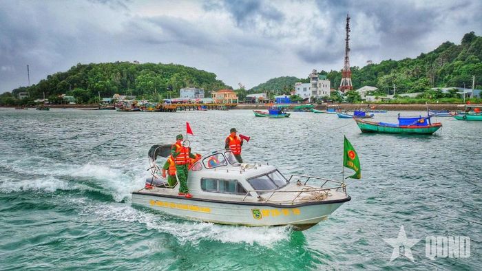 Các lực lượng chức năng xã Tiên Hải (tỉnh An Giang) tích cực tuyên truyền, vận động người dân tránh trú và neo đậu tàu thuyền khi bão chuẩn bị đổ bộ.