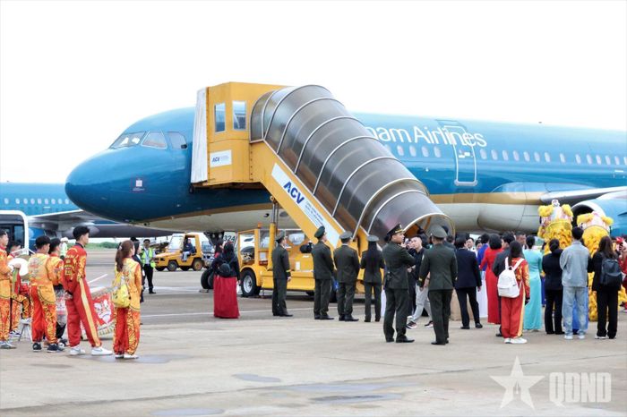 Chuyến bay đầu tiên hạ cánh xuống sân bay Liên Khương sáng 19-8.