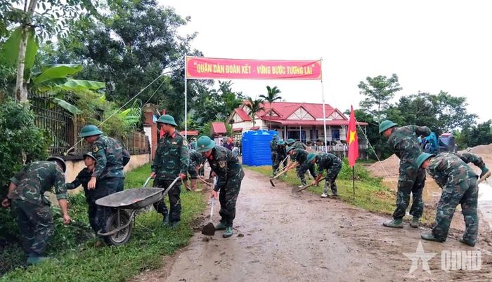  Cán bộ, chiến sĩ Trung đoàn 880, Bộ CHQS tỉnh Lai Châu tham gia vệ sinh tại bản Sân Bay, xã Mường Than.