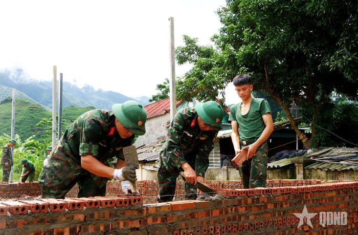  Những ngôi nhà được xây dựng từ tình quân dân.  
