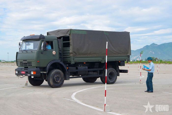  Thí sinh thực hiện nội dung thi thực hành lái xe giỏi.