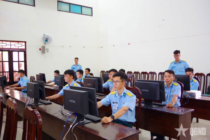  Thí sinh thực hiện phần thi lý thuyết trắc nghiệm trên phần mềm máy tính.