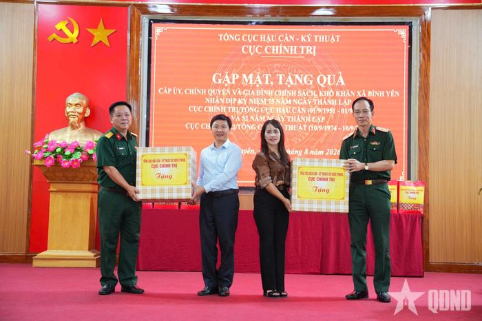 Đại diện đoàn công tác của Tổng cục Hậu cần - Kỹ thuật tặng quà cấp ủy chính quyền xã Bình Yên (tỉnh Thái Nguyên). 