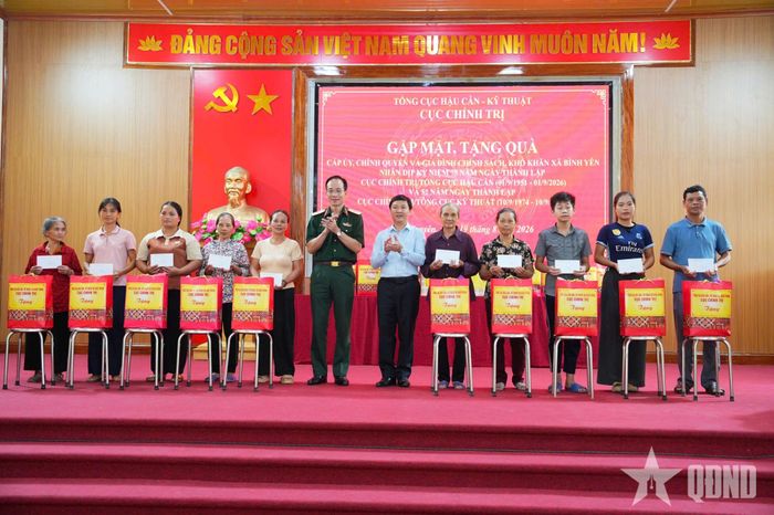 Thiếu tướng Nguyễn Mạnh Hùng cùng lãnh đạo xã Bình Yên tặng quà đối tượng chính sách. 